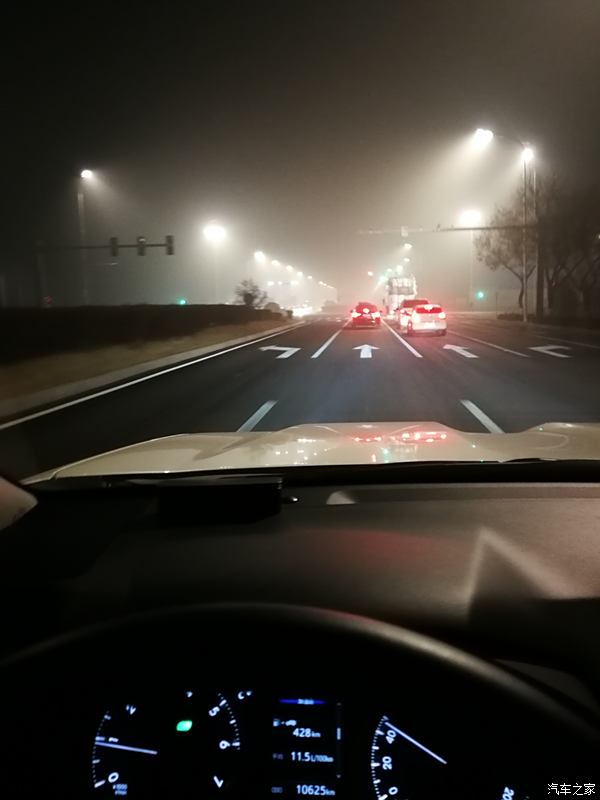 打球回家的路上,这个时候是多雾的季节,一天了雾都没散尽,到了晚上,雾