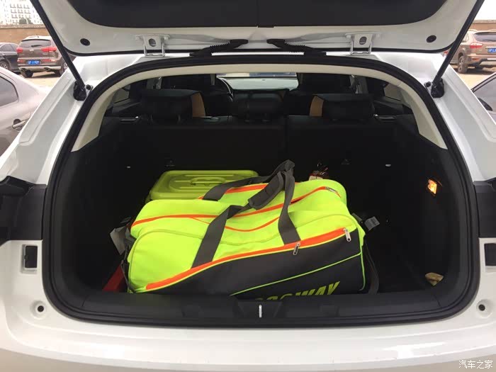 储物间 : 对于后备箱储物能力稍微点满意,能放东西较限,尤其件物品.