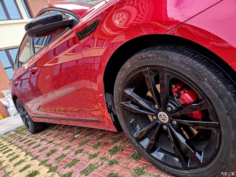 红色运动卡钳,配上黑色运动轮毂,完美!你细品