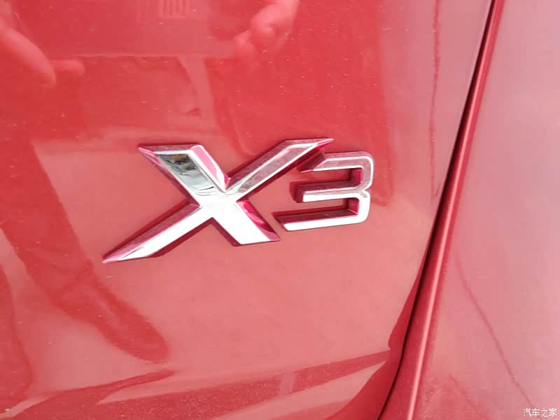 车标有红色包边,很有质感