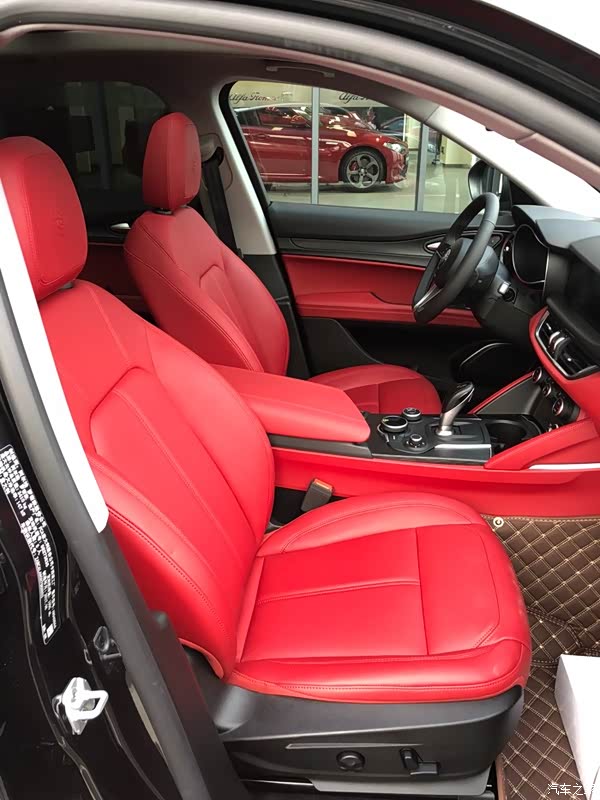 【内饰】 红色饰,经典搭配,缝线做工很精细,整车没有塑料感