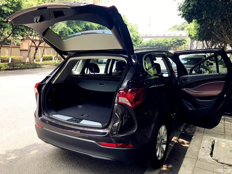 后备箱挺大的,可以装的东西很多.