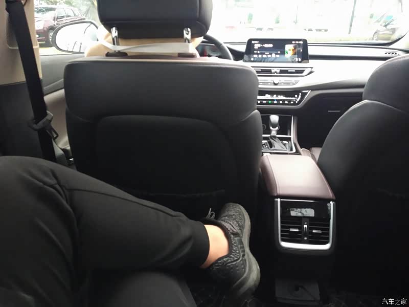 乘间 :   1米7在后座腿部支撑,刚刚!