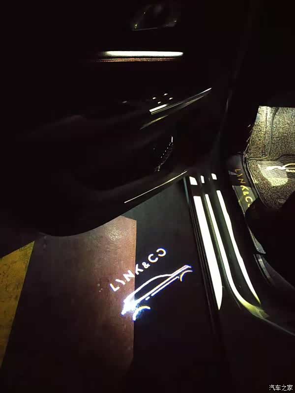 自己网上买的领克logo迎宾灯,很漂亮