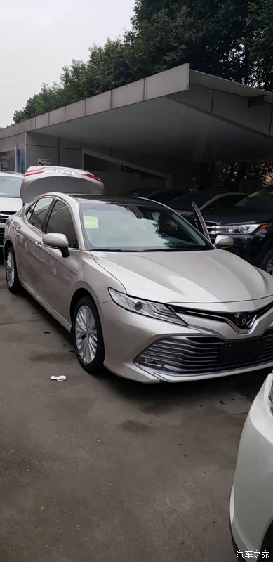 《2.5银色凯美瑞》