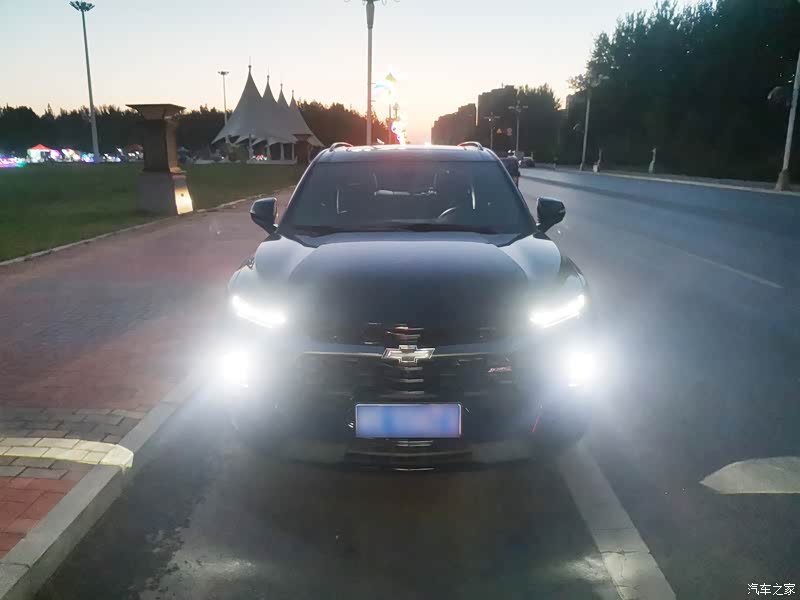 不管是白天还是晚上,车子都挺时尚的,车灯也很个性