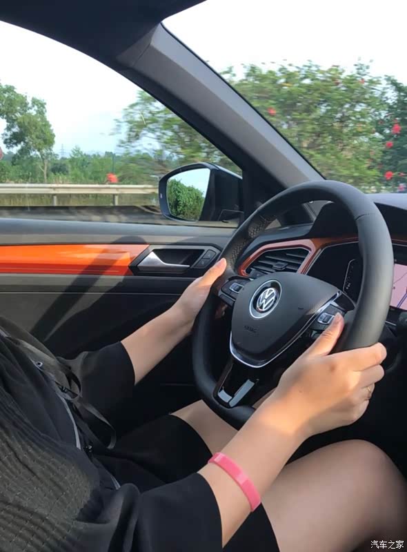 作为女司机开着新车上高速,也是不虚