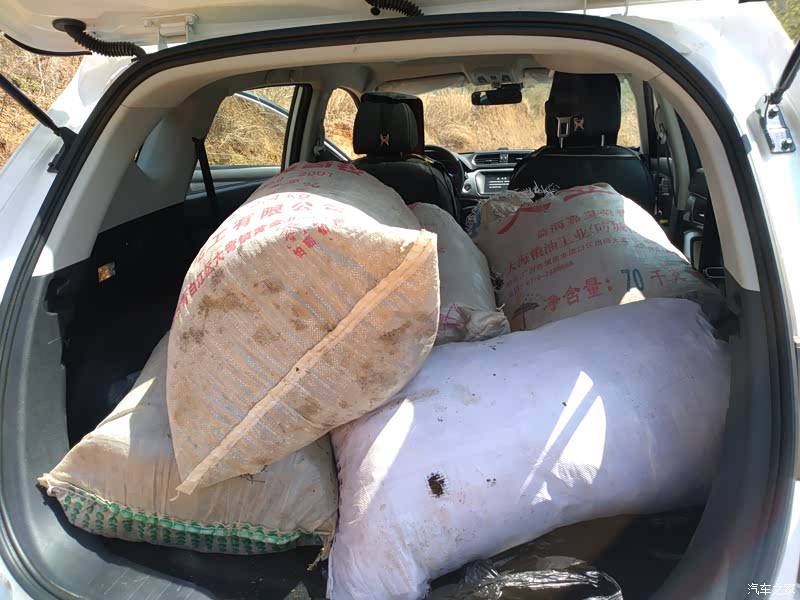 知道里面装的是什么吗,农家肥,小鸡小猫小猪的大便都在里面,一袋大约