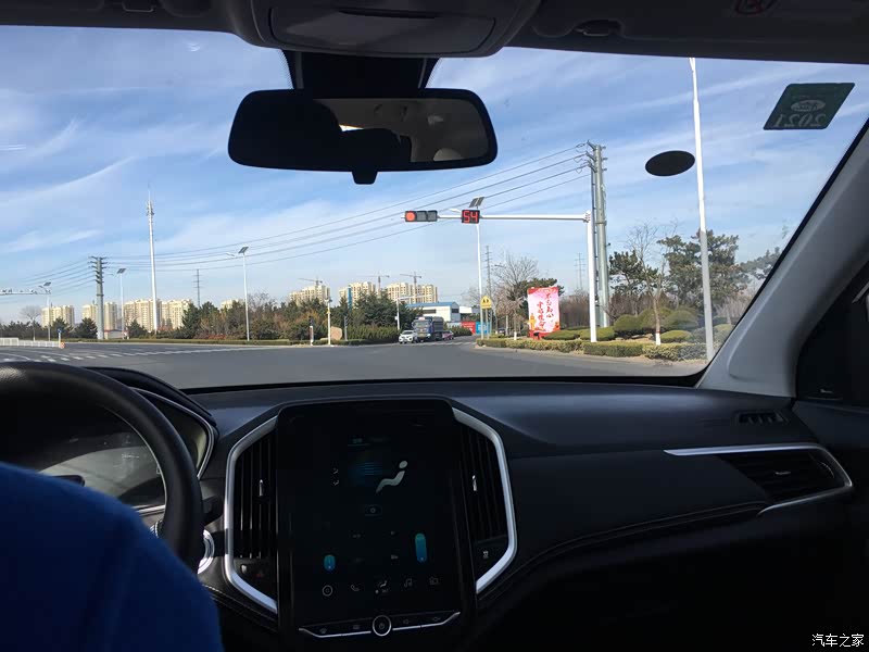 驾驶座设计合理,视野好.