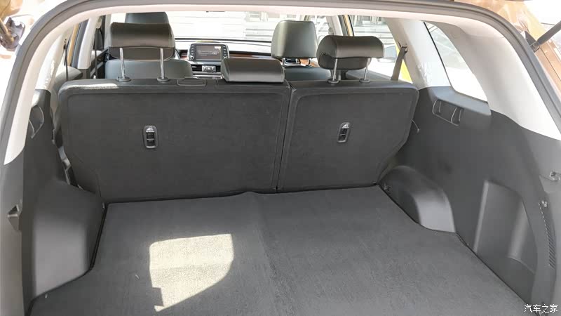 后备箱也比智跑大了,后排座还能后靠,后座真能坐人了