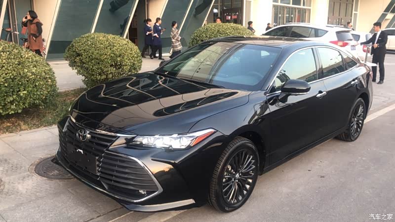 亚洲龙这种复合元素叠加的设计方式,非常讨巧.