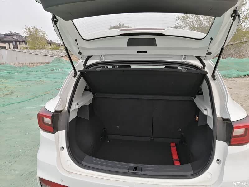 后备箱空间很大,家庭适应足够了.