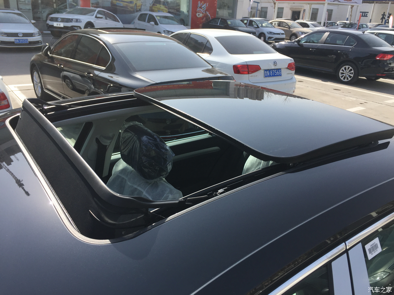 全景天窗面积够大,在车内感觉特别亮堂