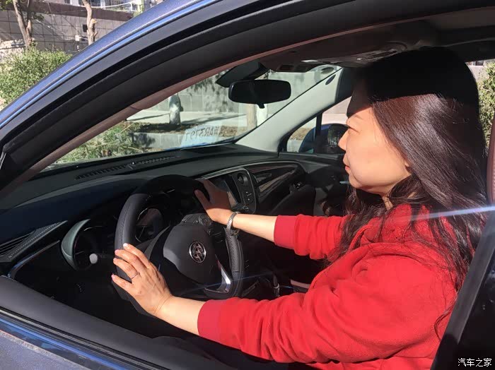 也算是人高马的类型吧,不会觉得拘束,扶手箱高度刚好,我爱人说扶手箱