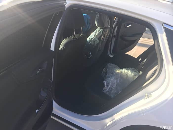 这大后排空间,后排中间凸起比较小,坐起来还是很舒服的.