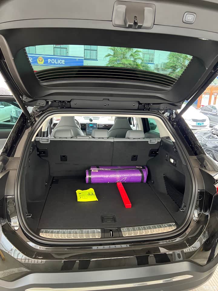 暖色调有助于驾驶者快速平静心率,更好的进入安全驾驶状态,后备箱储