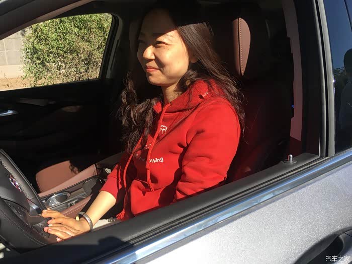 也算是人高马的类型吧,不会觉得拘束,扶手箱高度刚好,我爱人说扶手箱