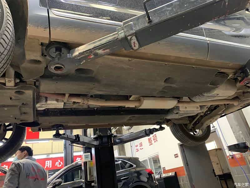 扎实的底盘开起来真的很加分,转弯快点也不会有侧偏的感觉.