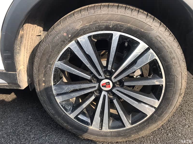 轮胎有十条,两种颜色相互交错运动感十足侧面的线条是属于沉稳的感觉