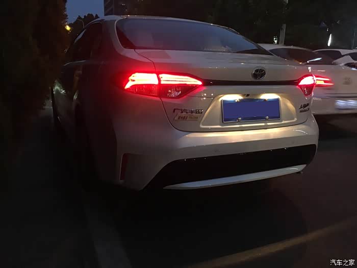 尾灯晚上点亮效果灯带特别漂亮辨识度特别高.