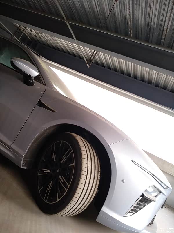 哪吒s外观确实帅,哪吒s的霸气外观侧面采用75大溜背的设计造型,77