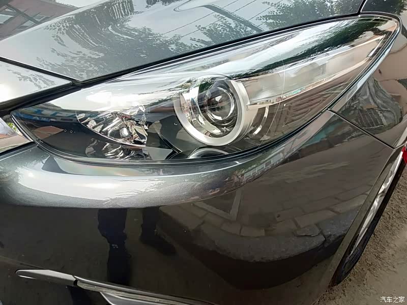 前大灯的设计延续了马自达6的血统,鲨鱼眼的完美造型!