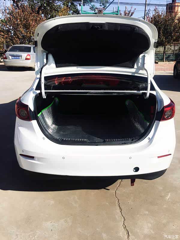 后备箱的空间我放21寸的大箱子横放进去是没有一点问题哦.