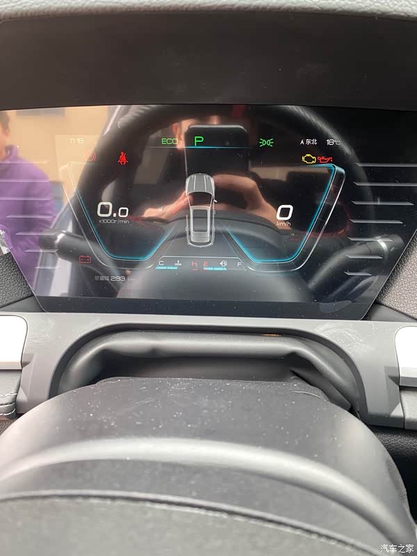 5t 自动尊贵型 【内饰】 科技化足仪表台.