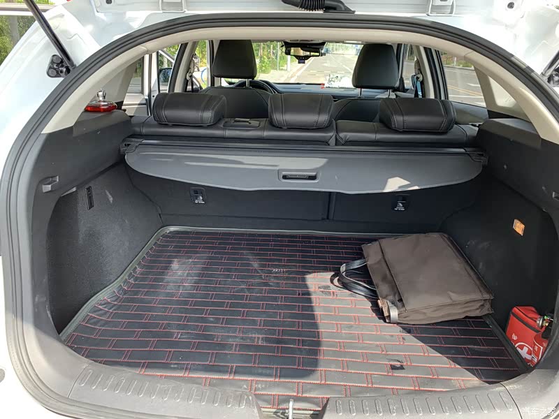 后备箱很大,能装很多东西