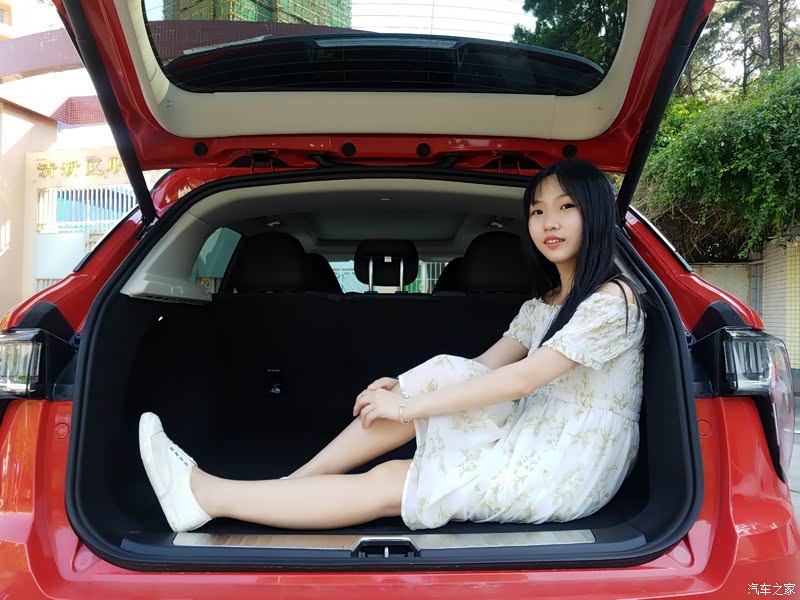 娇小女朋友可以平坐在后备箱,如果后备箱能再宽一点就更好了