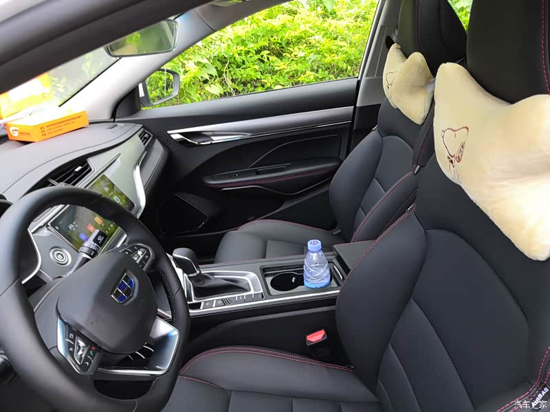 方向盘的设计我认为是国产车里面比较优秀的,然后前排整个中控很紧凑