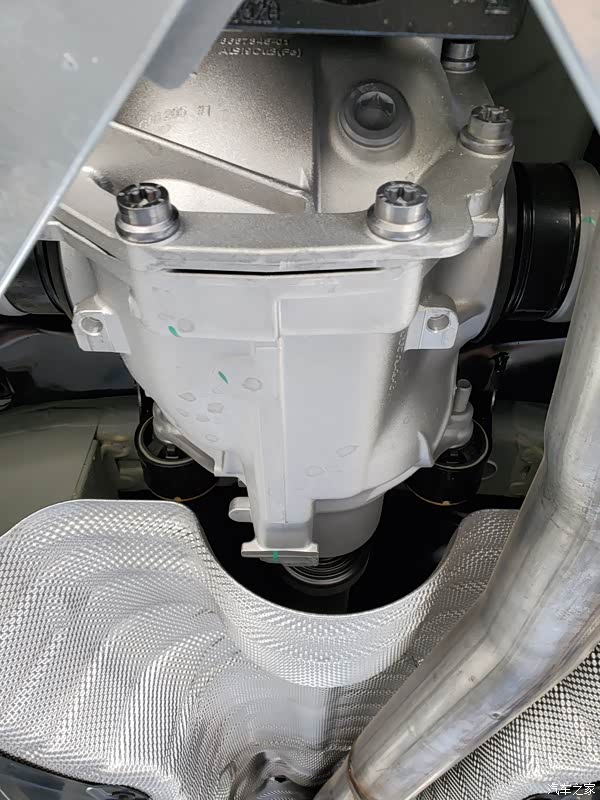 30i的后差速器壳体为铝合金的,其它的好像是铸铁的