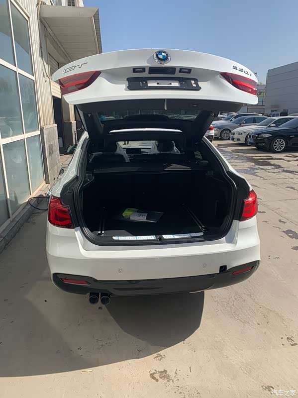 后备箱空间还算可以吧.居家旅行必备