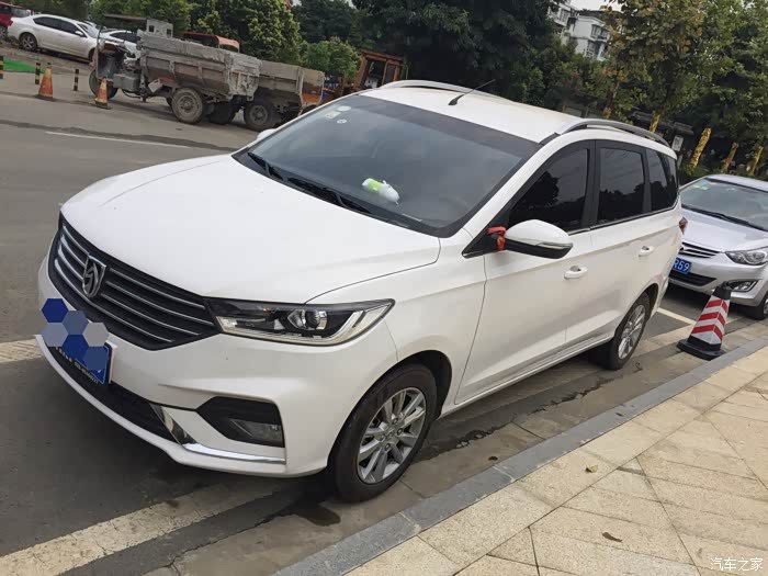 宝骏360我就喜欢白色这款,车身的线条感很漂亮,车看起来也很大气.