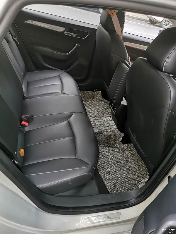 后排的大空间,都是荣威ei6的亮点沙发式的靠背,座椅,都是荣威ei6的