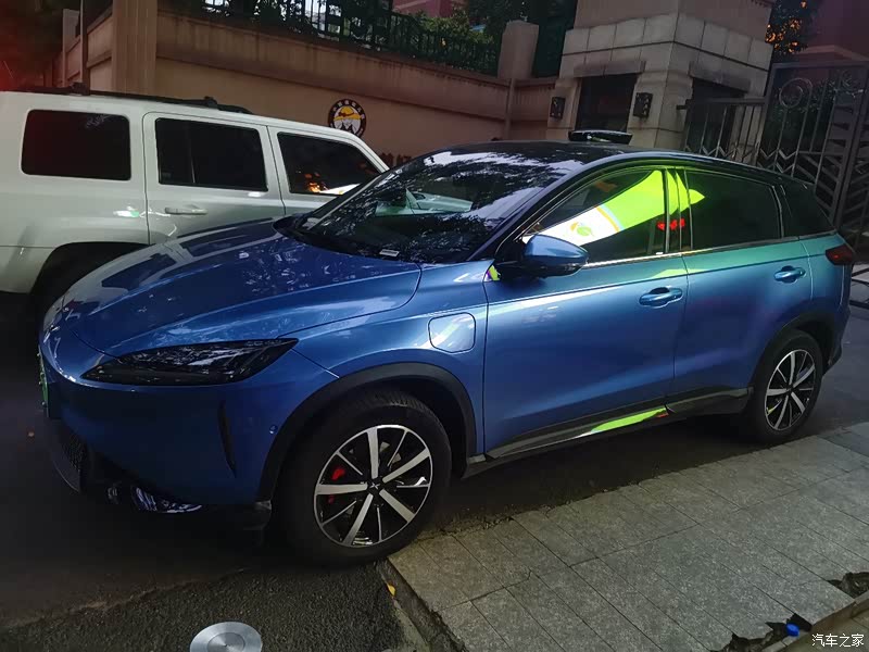 个人觉得还是很好看的,蓝色的车路上不多,特别是这个颜色的,一般是浅