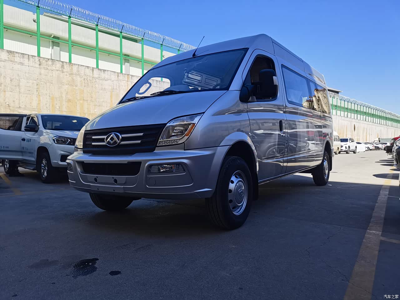 上汽大通maxus v80 2021款 2.0t amt经典傲运通短轴超低顶5 6座