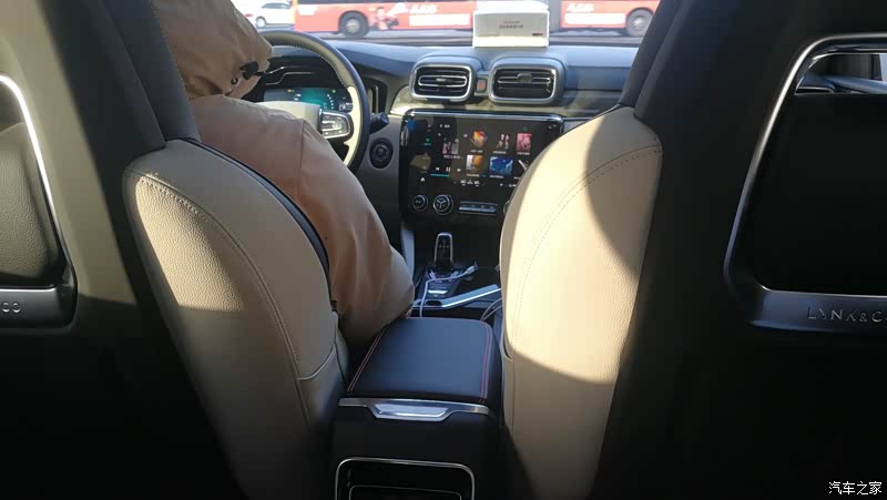 领克02后排拍照