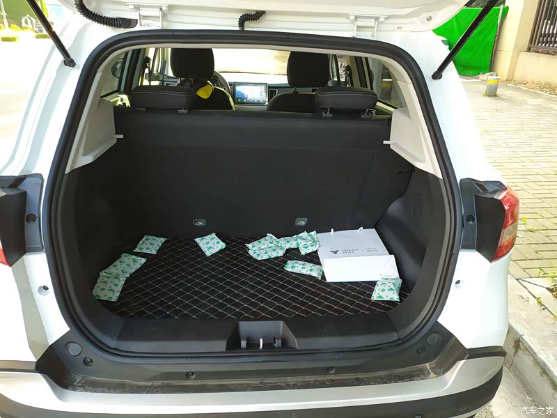 后备箱空间还行而且后排可整体放倒,满足跟多的储物需求.