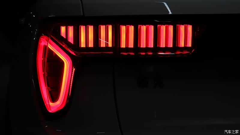 后led尾灯点亮后很是不错的