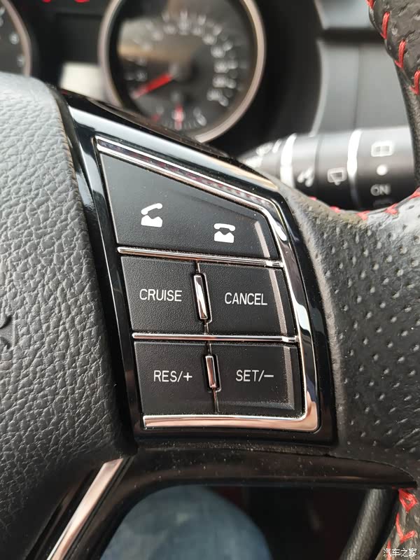 多功能方向盘带定速巡航功能