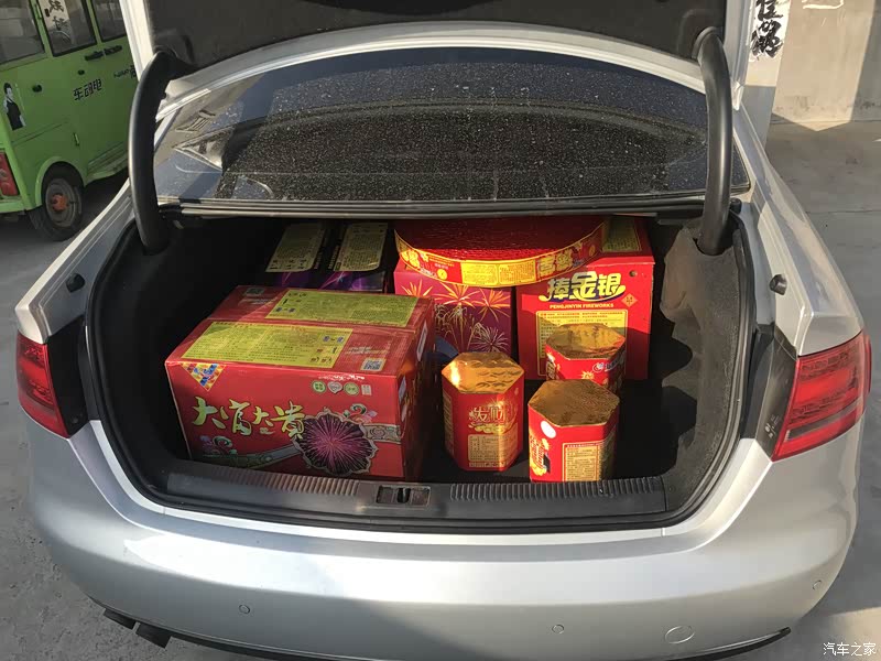 这是过节买的烟花,后备箱很大