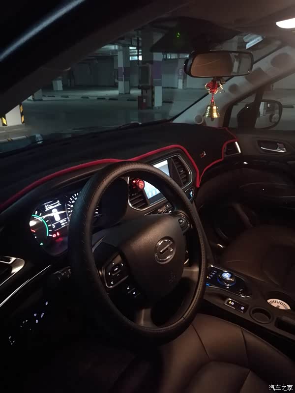 主副驾驶位空间很足,储物空间相对完善,也比较符合人体工程学,这个点