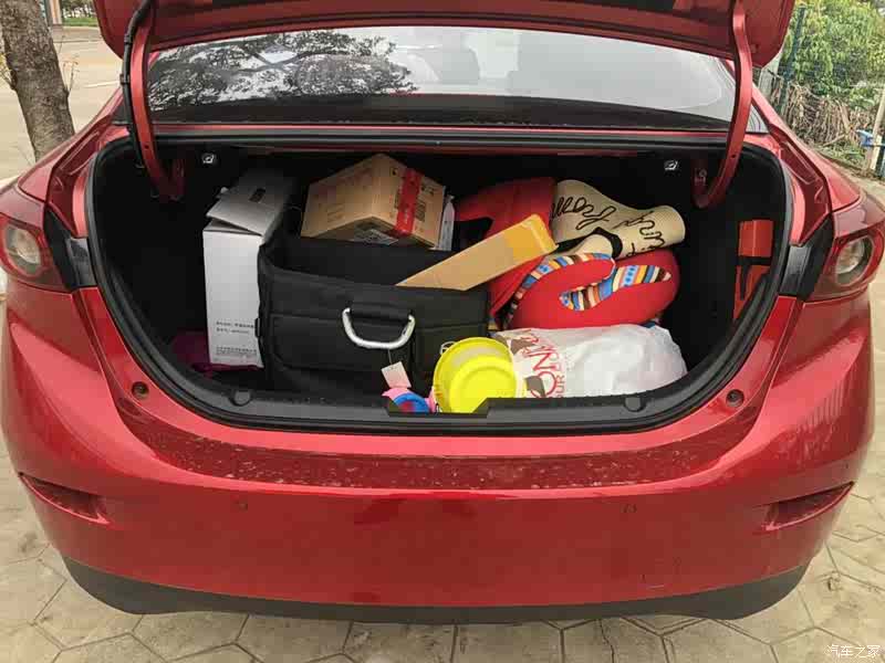 日常堆满杂物的后备箱