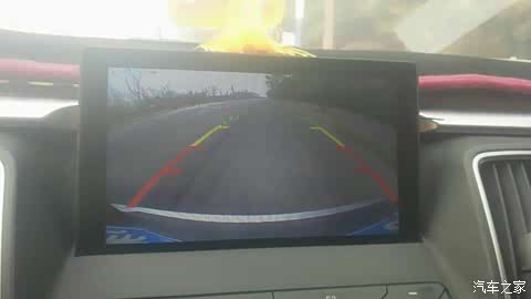 倒车影像带个倒车轨迹，特别适合我媳妇这种马路杀手。