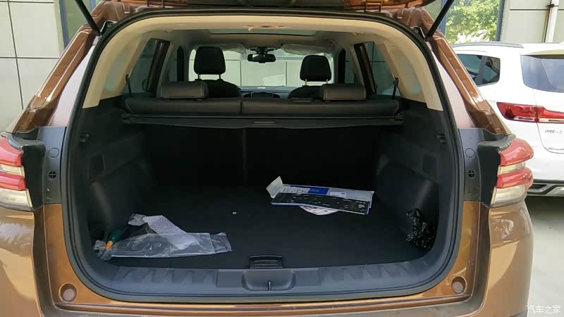 一看这个后备箱就知道空间是相当大的,不管是去哪里玩,带上几个行李箱
