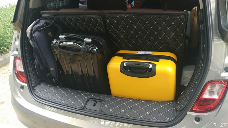 后备箱经过改造后,六人满座状态下,轻松装下两个20寸行李箱和一个双肩