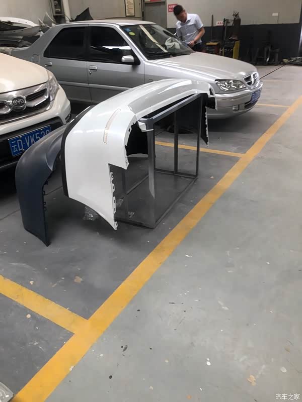 受伤的后保险杠躺在这里喷漆,看着内心很受伤!