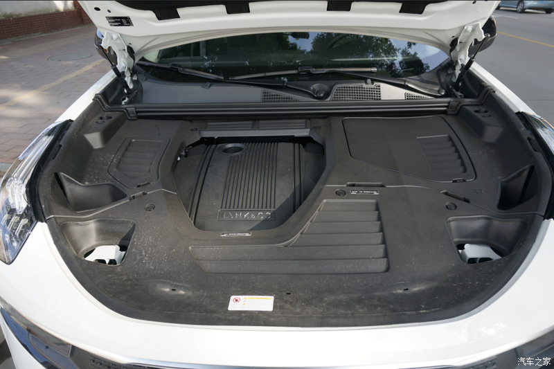 这发动机舱还算整洁,插电配1.5t那180马力实在太良心了