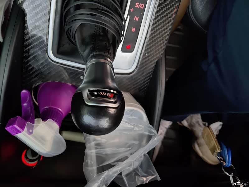 最最喜欢的还是这个经典球形机械档杆,每天开车都不停的摸,都盘出包浆